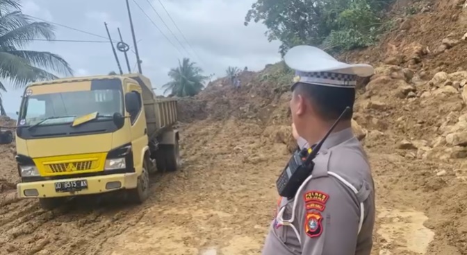 Jalan Nasional Poros Majene-Mamuju Terputus Akibat Longsor, Lewat Laut Biayanya Mahal
